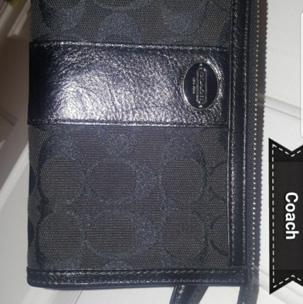 Medium size wristlet